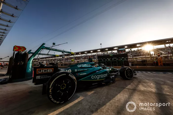 Fernando Alonso, Aston Martin AMR23, sale del garaje
