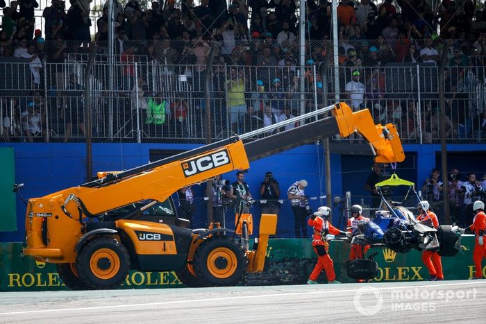 Los comisarios retiran del circuito el coche dañado de Alex Albon, Williams FW45