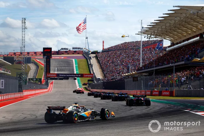 Sergio Pérez, Red Bull Racing RB19, Oscar Piastri, McLaren MCL60, a la parrilla