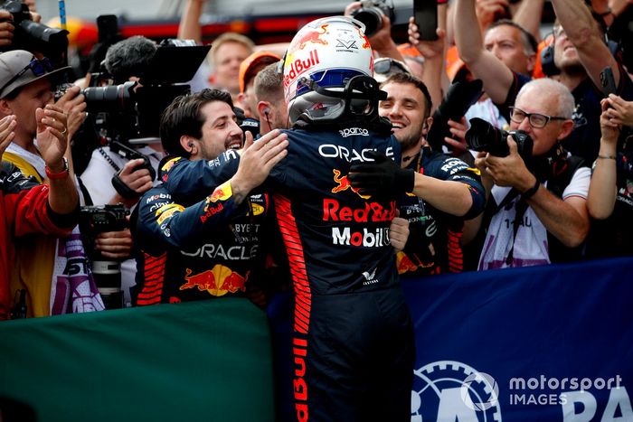 Max Verstappen, Red Bull Racing, 1ª posición, lo celebra con su equipo a su llegada al Parc Ferme
