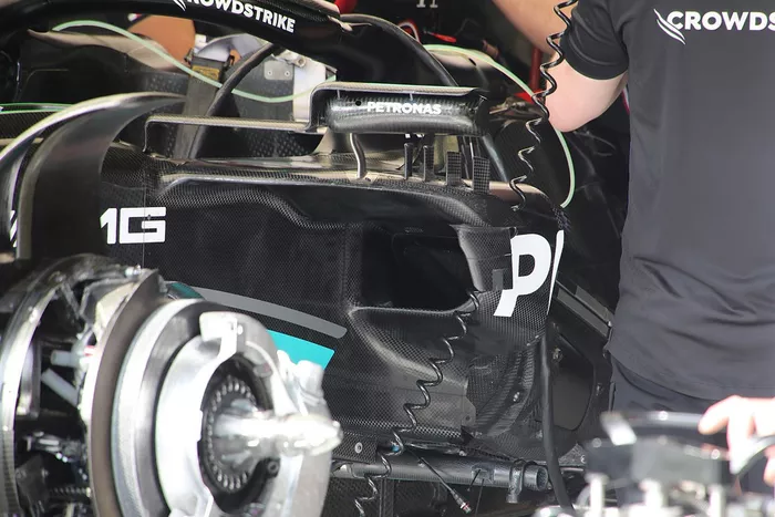 Mercedes W14: Seitenkasten
