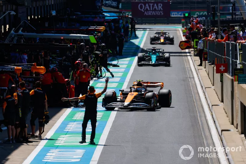 Lando Norris, McLaren MCL60, Lance Stroll, Aston Martin AMR23, ai box.