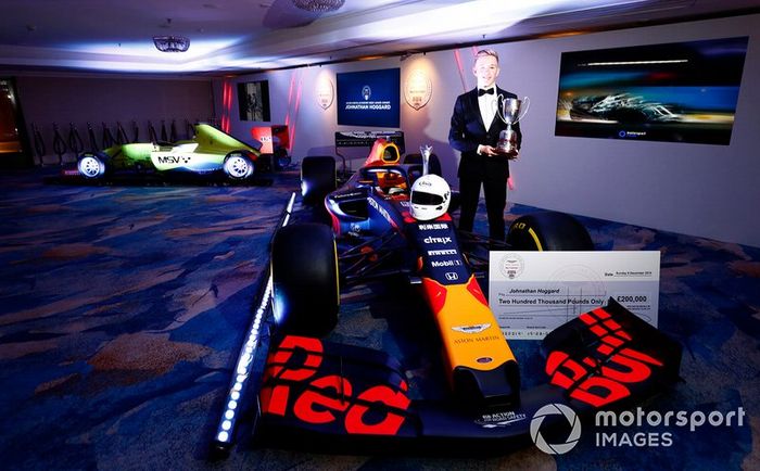 El ganador del Premio al Joven Piloto del Año Aston Martin Autosport BRDC: Johnathan Hoggard con el Red Bull Racing RB15