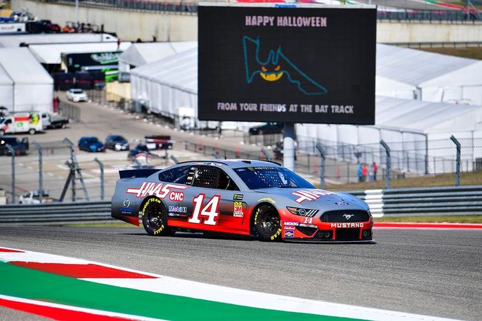 Romain Grosjean, Haas F1 Team, y Kevin Magnussen, Haas F1 Team, pilotan con Tony Stewart