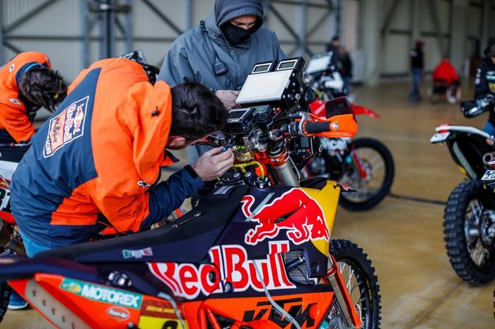 Verificaciones en Paul Ricard antes del embarque del Dakar 2020