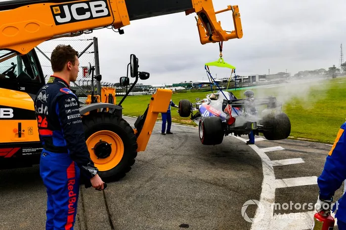 Daniil Kvyat, Toro Rosso STR14 viendo cómo se recupera su coche tras un accidente