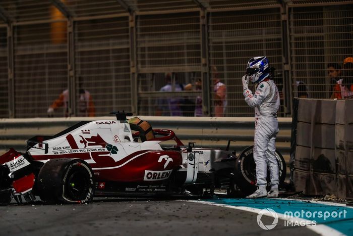 Kimi Raikkonen, Alfa Romeo Racing C41 tras su choque