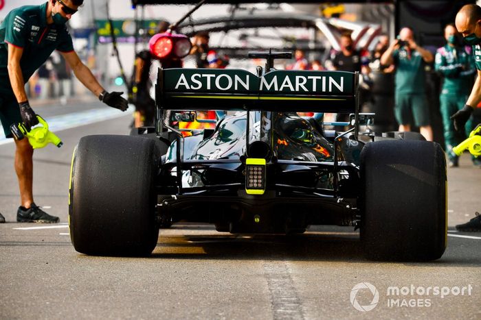 Lance Stroll, Aston Martin AMR21, en el pit lane