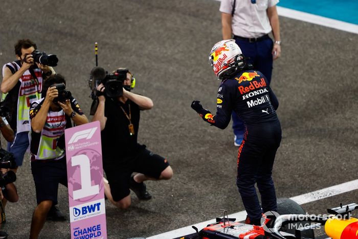 El campeón Max Verstappen, Red Bull Racing, celebra en el Parc Ferme