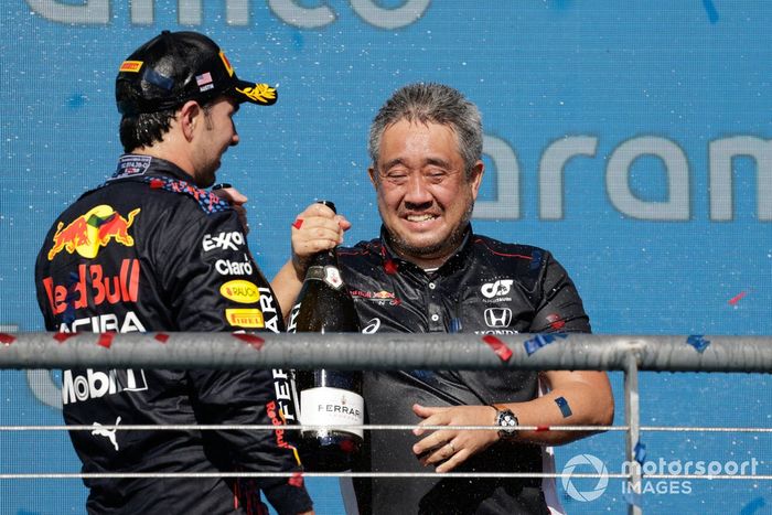 Podio: ganador Max Verstappen, Red Bull Racing, tercer lugar Sergio Pérez, Red Bull Racing y Masashi Yamamoto, Director de Honda Motorsport