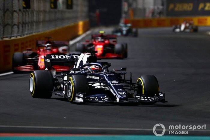 Yuki Tsunoda, AlphaTauri AT02, Charles Leclerc, Ferrari SF21, y Carlos Sainz Jr, Ferrari SF21