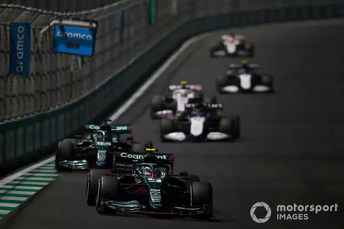 Sebastian Vettel, Aston Martin AMR21, Lance Stroll, Aston Martin AMR21, y George Russell, Williams FW43B