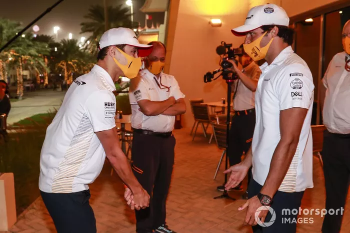 Lando Norris, McLaren, en discusión con Carlos Sainz Jr., McLaren 