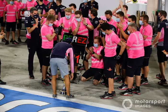Ganador Sergio Pérez, Racing Point celebra con el equipo
