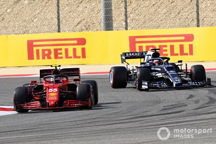 Carlos Sainz Jr., Ferrari SF21, Yuki Tsunoda, AlphaTauri AT02