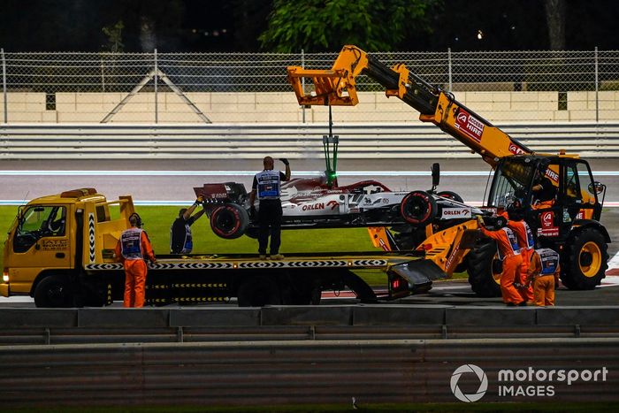 El monoplaza de Kimi Raikkonen, Alfa Romeo Racing C39 es removido de la pista