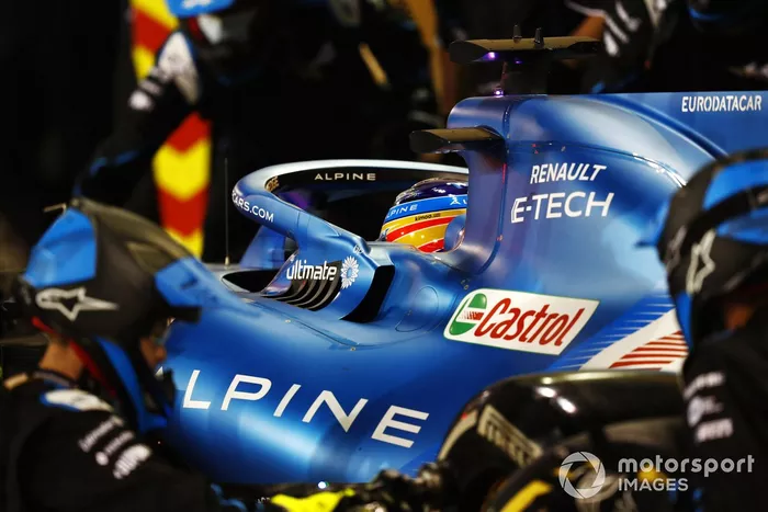 Fernando Alonso, Alpine A521, en pits