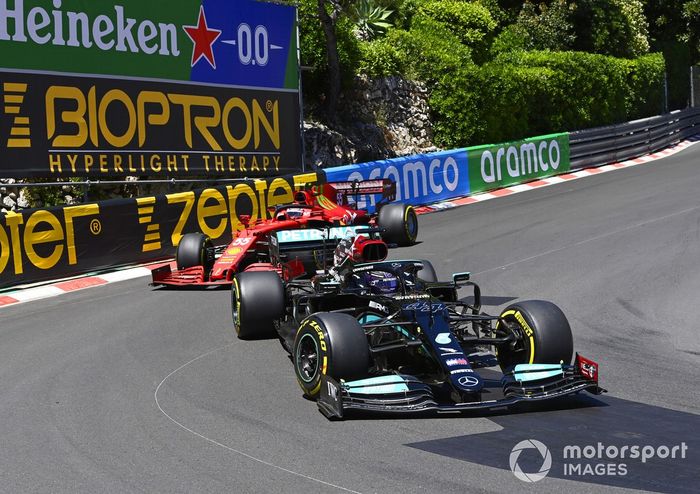 Lewis Hamilton, Mercedes W12, Carlos Sainz Jr., Ferrari SF21