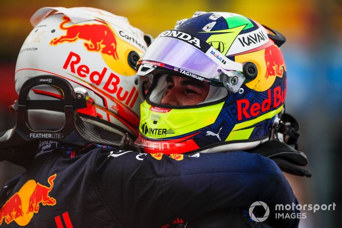 Ganador Max Verstappen, Red Bull Racing y el segundo lugar Sergio Pérez, Red Bull Racing celebran en Parc Ferme
