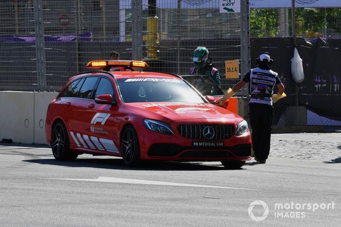 El coche médico recoge a Lance Stroll, Aston Martin, tras su accidente en la clasificación