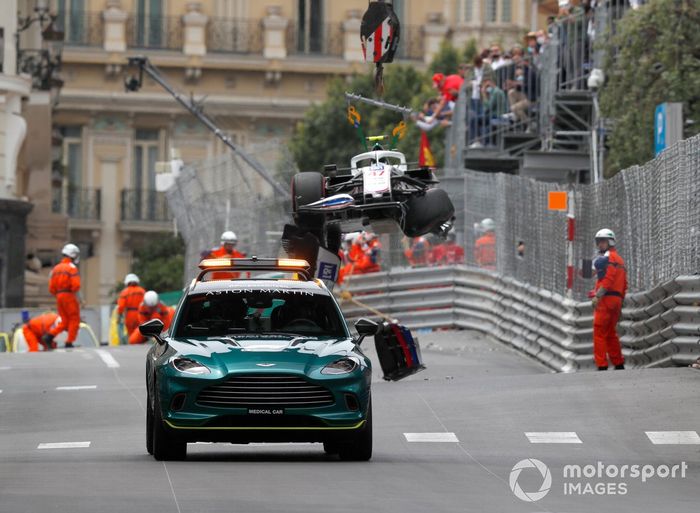 Los oficiales de pista barren al paso del Coche Médico