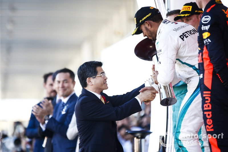 Il vincitore della gara Lewis Hamilton, Mercedes AMG F1, sul podio