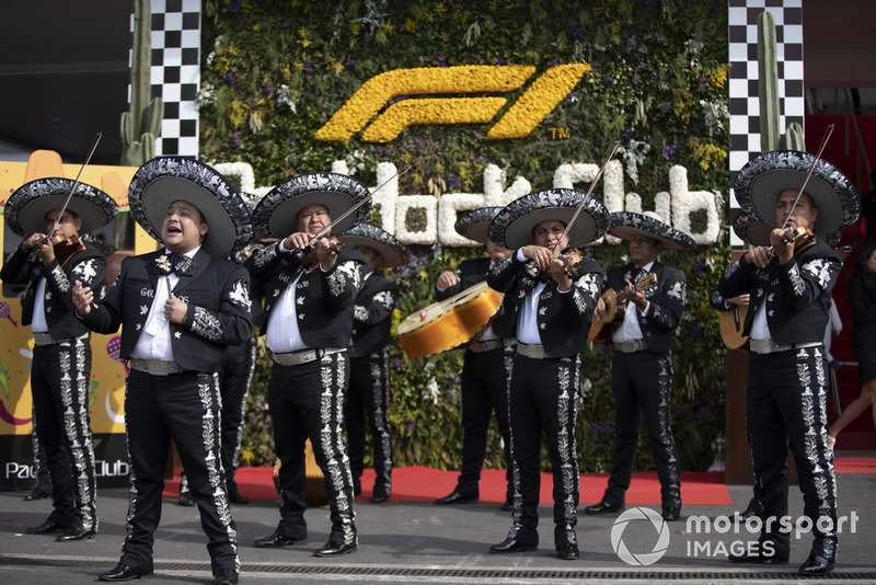 Un groupe de mariachis