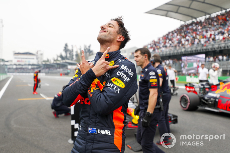 Il poleman Daniel Ricciardo, Red Bull Racing, festeggia