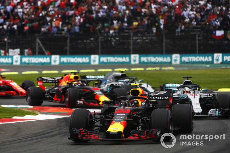 Max Verstappen, Red Bull Racing RB14 memimpin selepas start GP Meksiko
