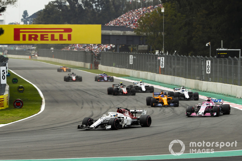 Marcus Ericsson, Sauber C37, leads Sergio Perez, Racing Point Force India VJM11, Fernando Alonso, McLaren MCL33, Lance Stroll, Williams FW41, Kevin Magnussen, Haas F1 Team VF-18, and Sergey Sirotkin, Williams FW41