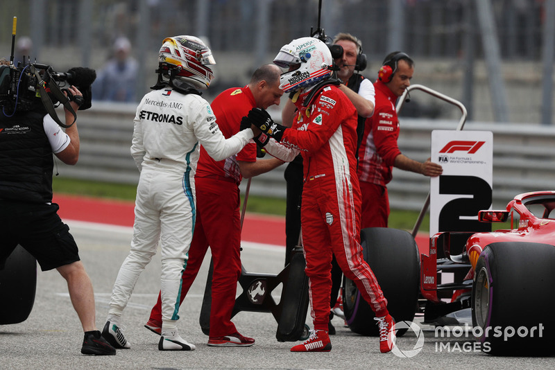 Le poleman Lewis Hamilton, Mercedes AMG F1 avec Sebastian Vettel, Ferrari dans le parc fermé