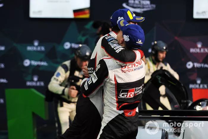 Podio LMP1: los ganadores Mike Conway, Kamui Kobayashi, Jose Maria Lopez, Toyota Gazoo Racing