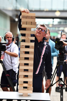 Otmar Szafnauer, Team Principal, Racing Point Force India Team Principal gioca a Jenga con Sky TV
