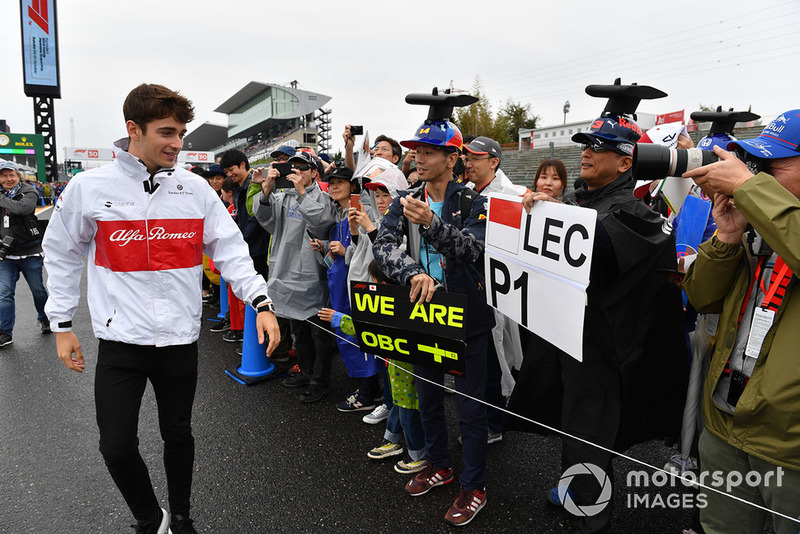 Charles Leclerc, Sauber signs autographs for the fans