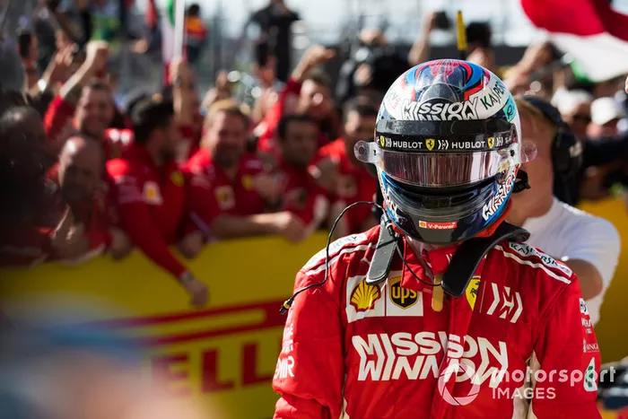Ganador Kimi Raikkonen, Ferrari, celebra en Parc Ferme
