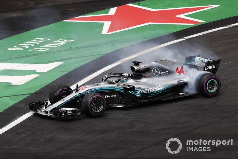 Lewis Hamilton, Mercedes AMG F1 W09 EQ Power+, fait un donut pour célébrer son titre