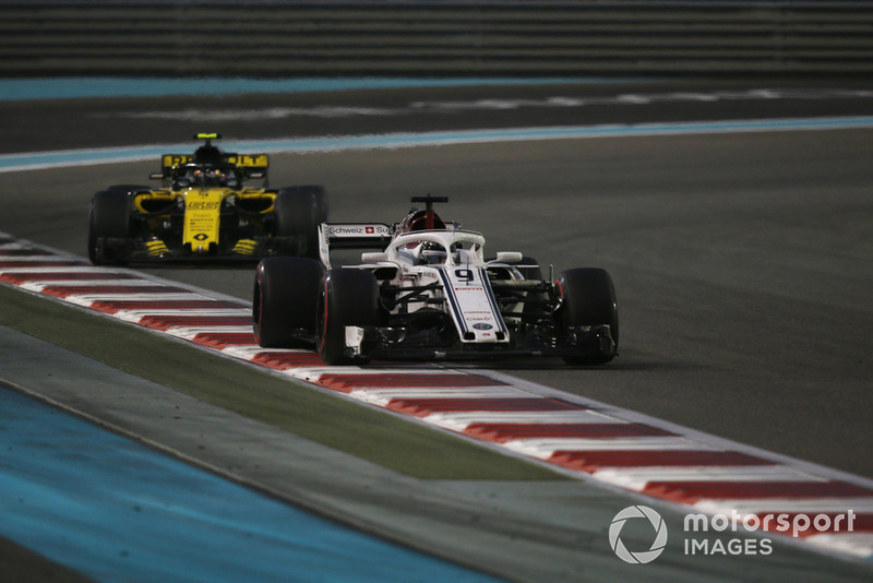 Marcus Ericsson, Sauber C37 y Carlos Sainz Jr., Renault Sport F1 Team R.S. 18