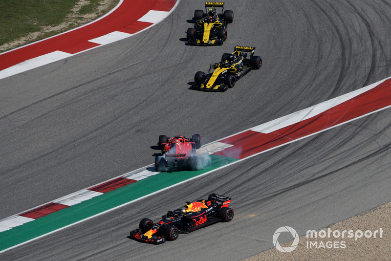Sebastian Vettel, Ferrari SF71H and Daniel Ricciardo, Red Bull Racing RB14 clash on lap one