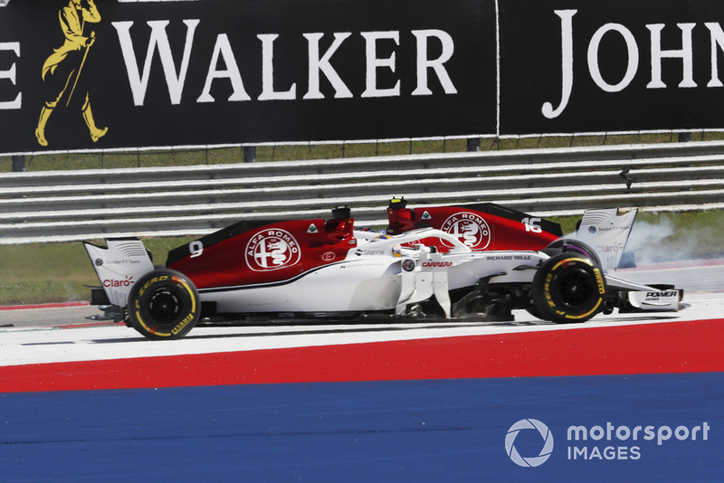 Marcus Ericsson, Sauber C37 e Charles Leclerc, Sauber C37 in testacoda al primo giro