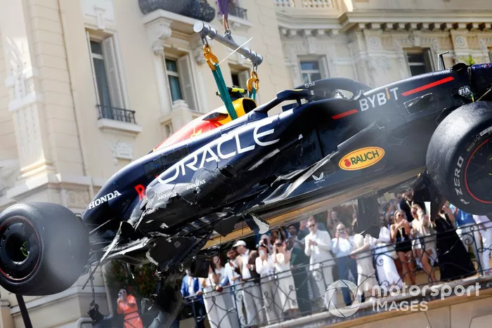 Los comisarios retiran el coche de Sergio Pérez, Red Bull Racing RB20, del circuito tras un accidente en la primera vuelta.