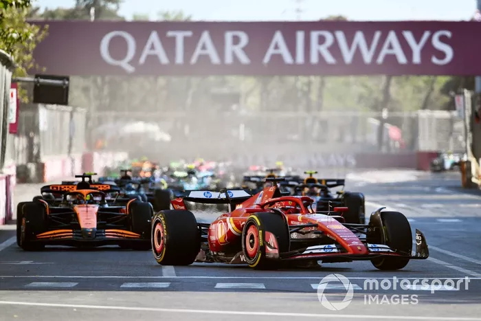Charles Leclerc, Ferrari SF-24, Oscar Piastri, McLaren MCL38, Carlos Sainz, Ferrari SF-24, Sergio Pérez, Red Bull Racing RB20, el resto de la parrilla.