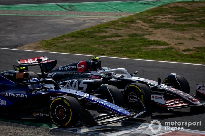 Franco Colapinto, Williams FW46 lucha con Nico Hulkenberg, Haas VF-24 