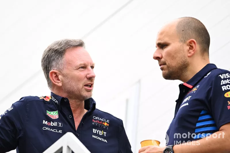 Christian Horner, Team Principal, Red Bull Racing, s'entretient avec Gianpiero Lambiase, Race Engineer, Red Bull Racing 