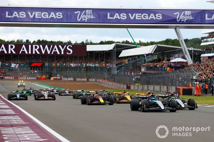 George Russell, Mercedes F1 W15, Lewis Hamilton, Mercedes F1 W15, Max Verstappen, Red Bull Racing RB20, Lando Norris, McLaren MCL38, el resto de la parrilla en la salida.