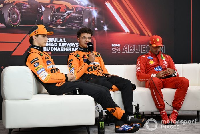 Oscar Piastri, McLaren F1 Team, el hombre de la pole Lando Norris, McLaren F1 Team, Carlos Sainz, Scuderia Ferrari, en la rueda de prensa posterior a la clasificación.