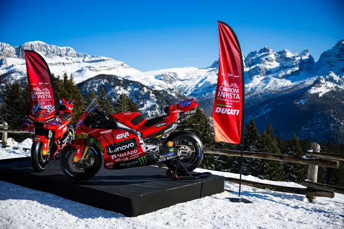 Campeones en pista con Marc Márquez y Francesco Bagnaia, equipo Ducati