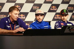 Lin Jarvis; Maverick Viñales, Team Suzuki MotoGP; Jorge Lorenzo, Yamaha Factory Racing