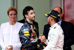 Daniel Ricciardo, Red Bull Racing and Lewis Hamilton, Mercedes AMG F1 shake hands on the podium