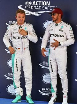 Nico Rosberg, Mercedes AMG F1 met ploegmaat en polesitter Lewis Hamilton, Mercedes AMG F1 in parc fe
