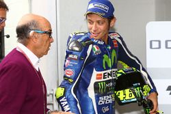 Terzo, Valentino Rossi, Yamaha Factory Racing con Carmelo Ezpeleta, CEO di Dorna